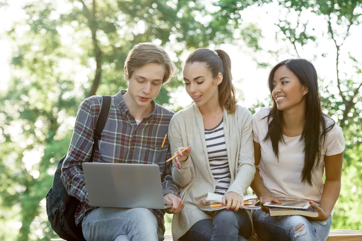 Studenci korzystający z laptopa